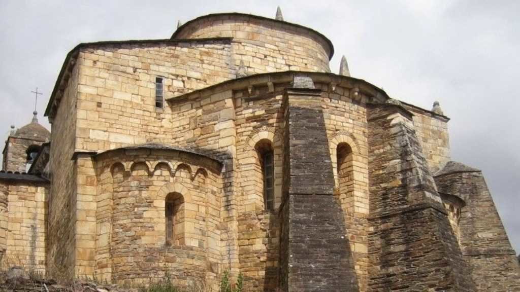 A igrexa románica de San Martiño de Mondoñedo, en Foz, ergueuse sobre o vello 'Mosteiro Máximo' dos bretóns.  (Foto: Nós Diario)