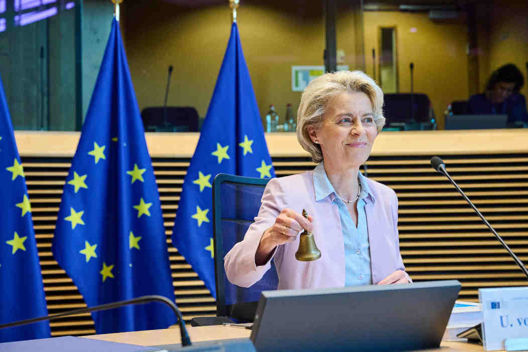 A presidenta da Comisión Europea, Ursula von der Leyen, na xuntanza co resto dos integrantes do organismo, esta cuarta feira. (Foto: Dati Bendo / European Commission / d / DPA)