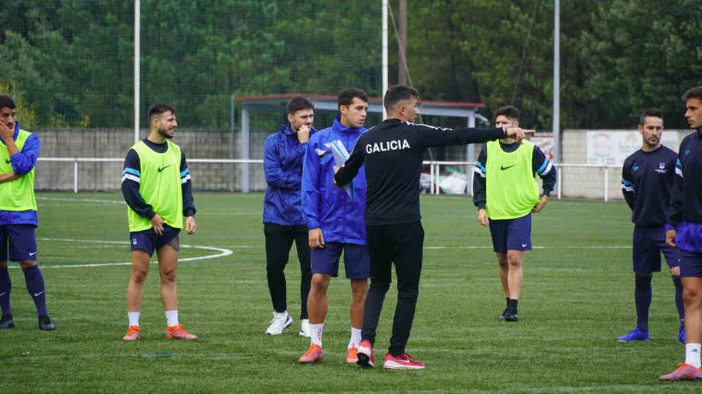 Iván Cancela facendo indicacións aos seus xogadores (Foto: RFGF).