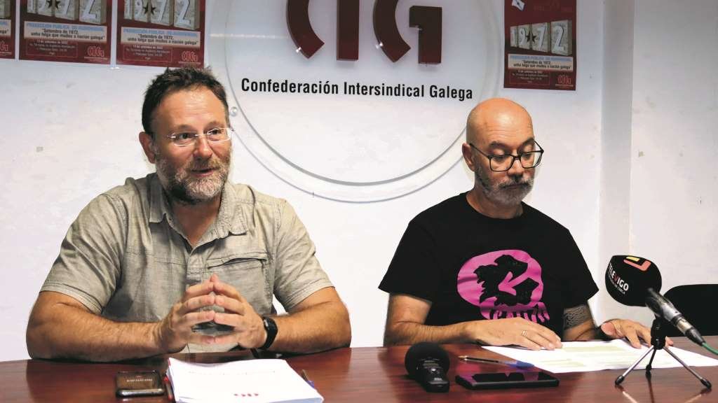 Paulo Carril e Alberte Gonçalves presentando a homenaxe ás loitas de 1972. (Foto: Nós Diario)