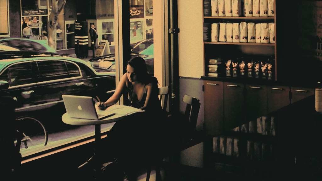 Moza escribindo nunha cafetaría. (Foto: Francisco González CC-BY-2.0)