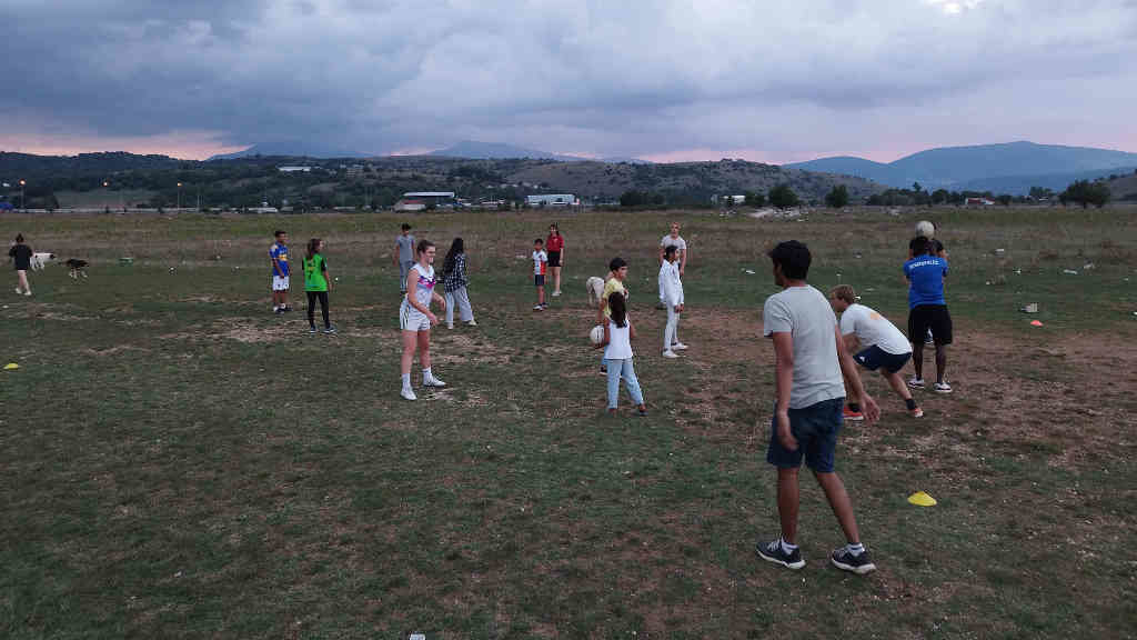 A actividade de fútbol gaélico que realiza Alexandre Sanmartín, 'Jano', en Ioannina (Grecia) reúne entre 15 e 20 persoas refuxiadas (Foto: Nós Diario).