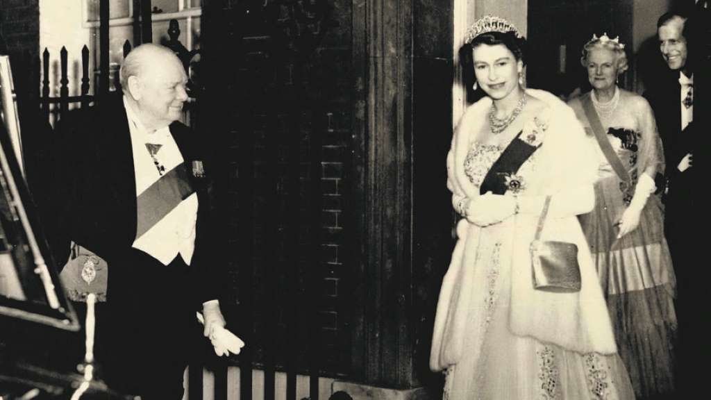Winston Churchill e Isabel II en 1955. (Foto: Keystone Pictures USA / Zuma Press)