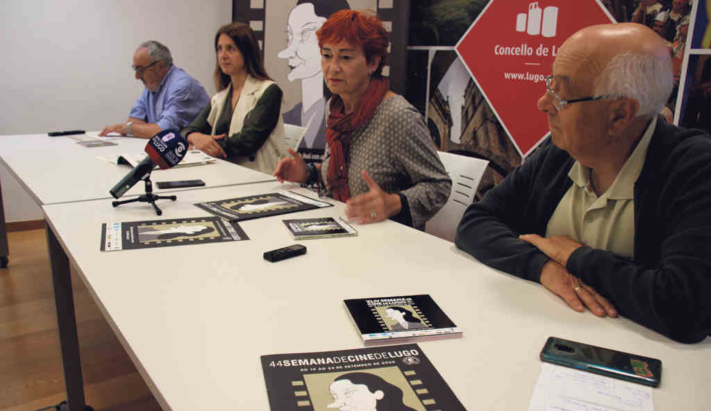 Maite Ferreiro (no centro) concelleira de Cultura de Lugo esta sexta feira (Foto: Concello de Lugo).