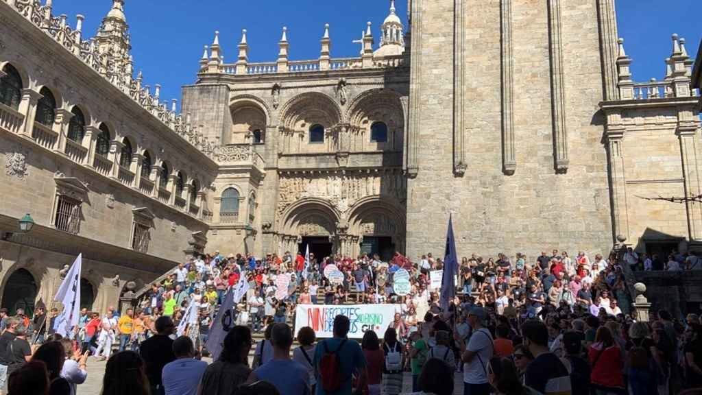 Lectura do manifesto da CUT-Ensino na praza de Praterías de Santiago de Compostela, este domingo. (Foto: Europa Press)