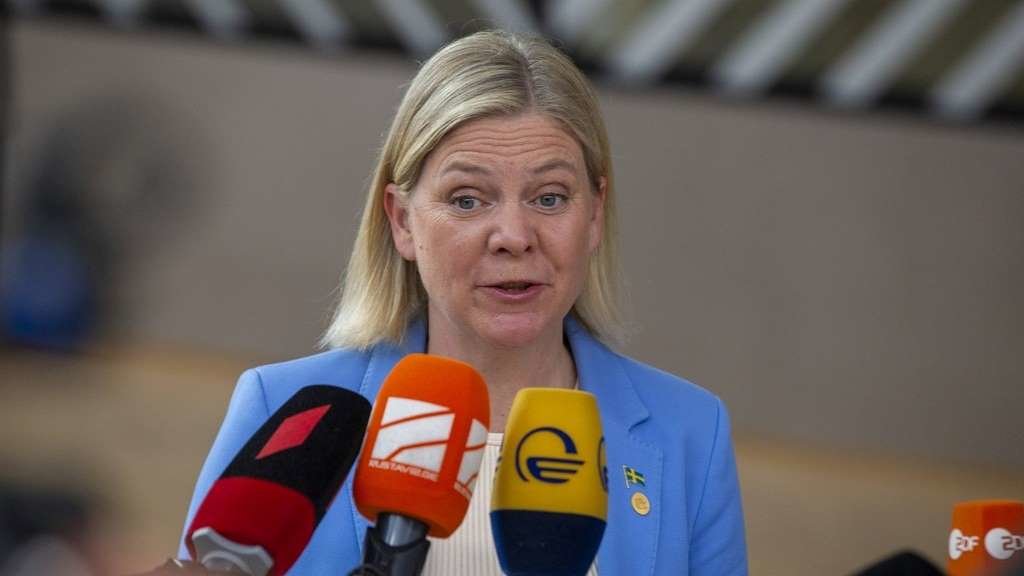 A primeira ministra sueca, Magdalena Andersson, atendendo aos medios na xornada electoral do pasado domingo. (Foto: Nicolas Maeterlinck / Belga Press)