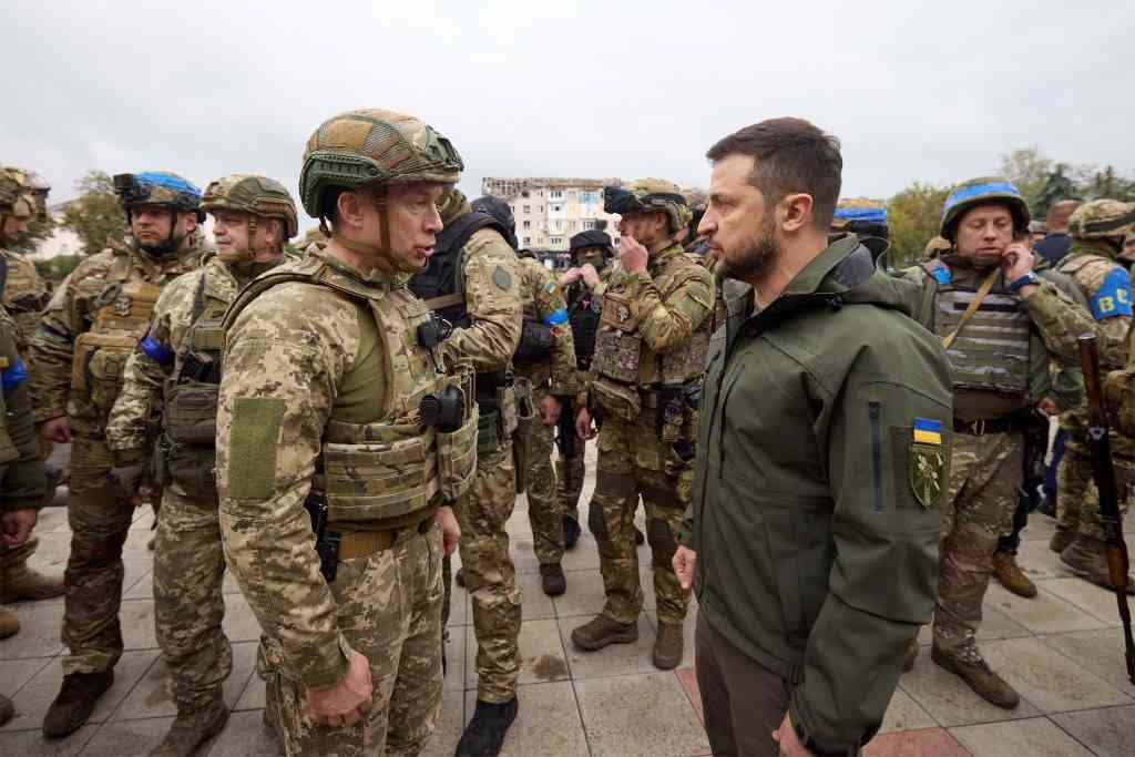 Volodimir Zelenski, durante a súa visita con militares a Izium. (Foto: Europa Press)