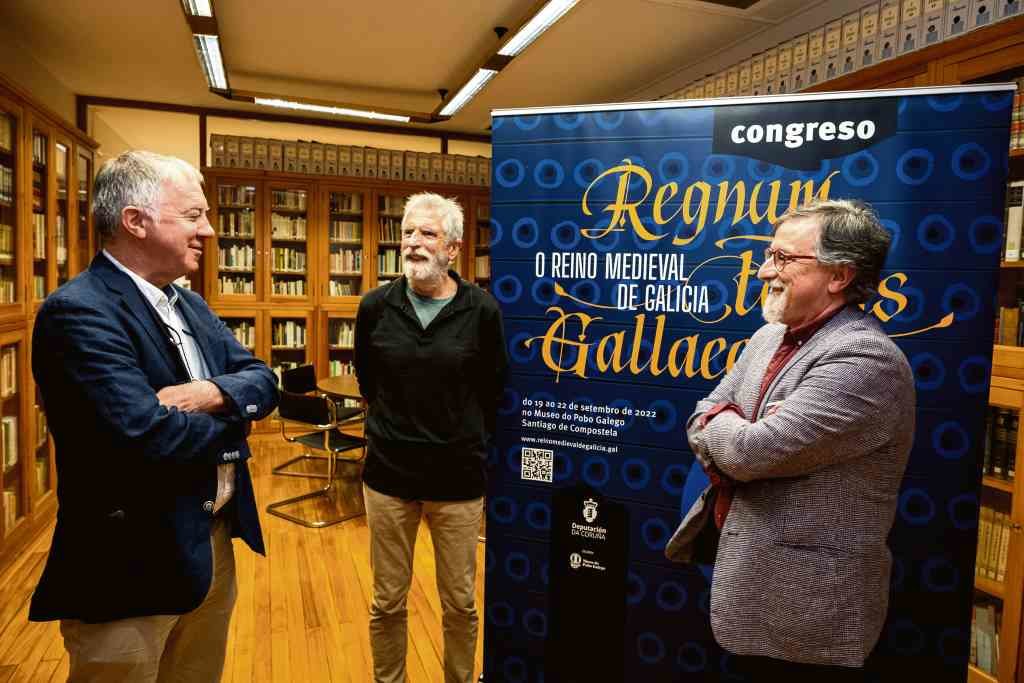 Manuel Vilar, director do Museo do Pobo Galego, o historiador Anselmo López Carreira e o deputado de Cultura, Xurxo Couto. (Foto: Arxina)
