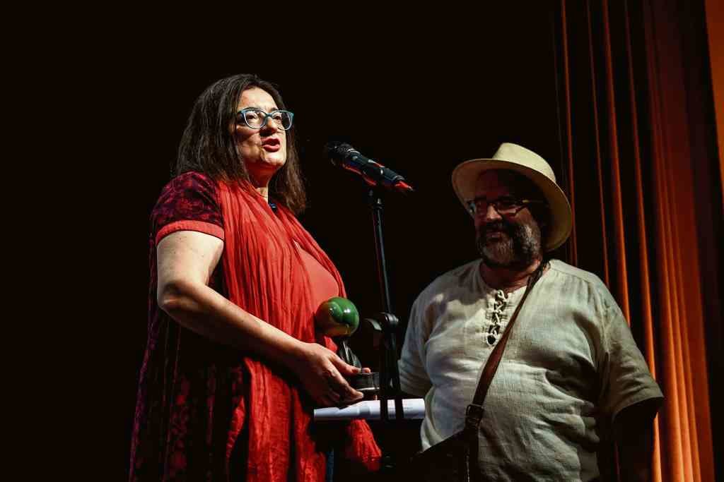 A directora e programadora no Cineclub Lumière, Meli López, con Fran Estévez, un dos fundadores do cineclub. (Foto: Paula Cermeño)
