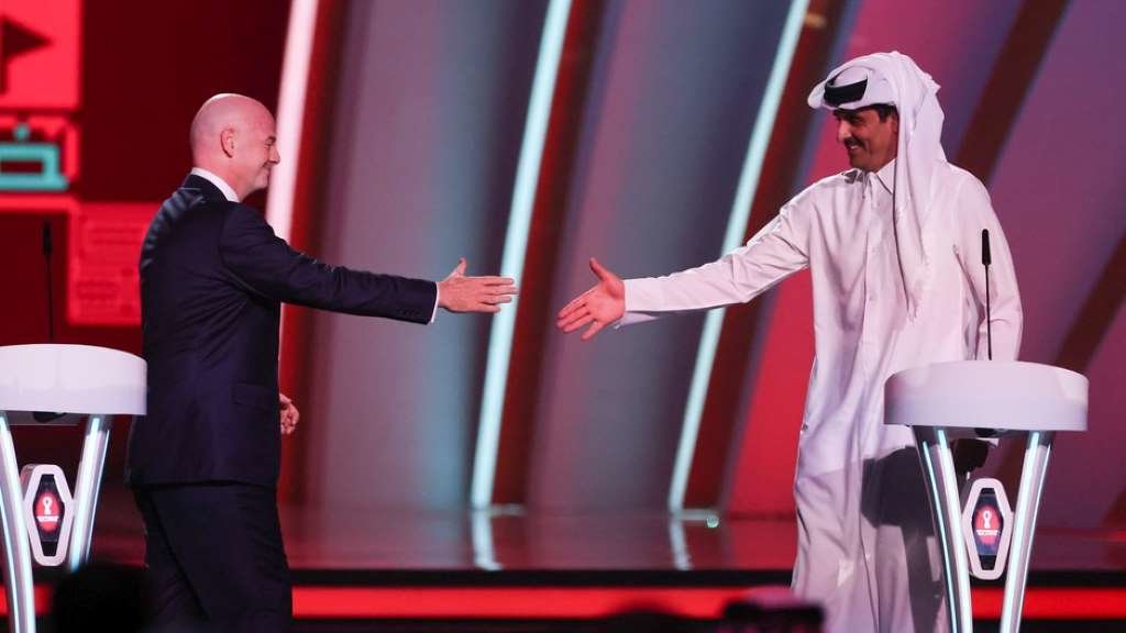 O presidente da FIFA, Gianni Infantino, e o emir de Qatar, Tamim bin Hamad Al Thani, durante o sorteo da fase de grupos do Mundial. (Foto: Christian Charisius / DPA)