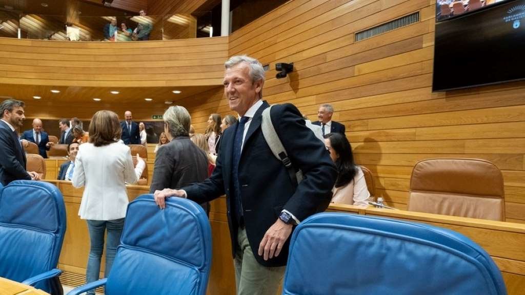O presidente da Xunta da Galiza, Alfonso Rueda, á súa chegada á sesión plenaria no Parlamento da pasada semana. (Foto: David Cabezón / Xunta)