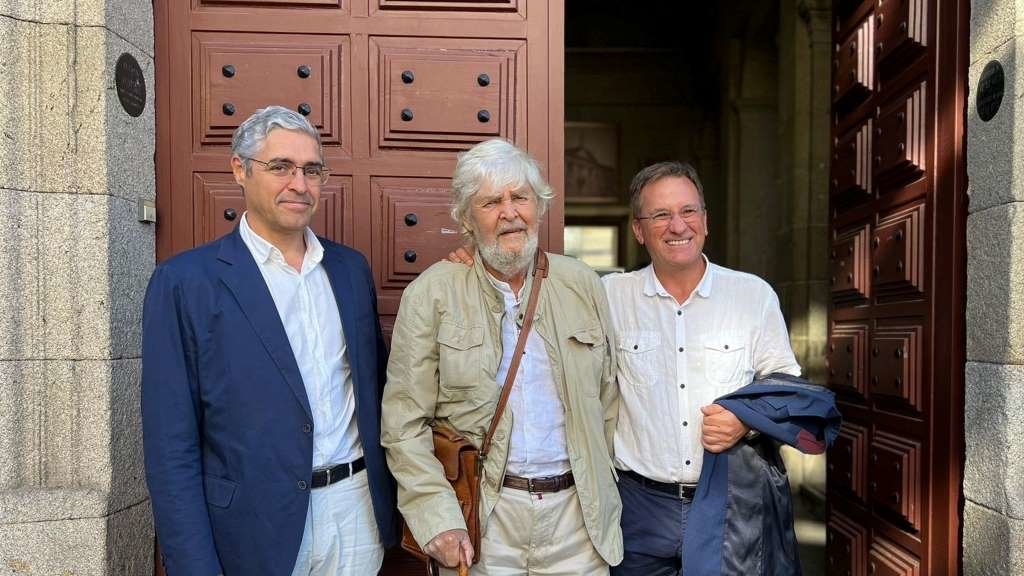 Xosé Manuel Beiras (centro), xunto a Carlos Aymerich (esquerda) e Xavier Vence (dereita), nun acto decorrido esta cuarta feira en Compostela. (Foto: Europa Press)