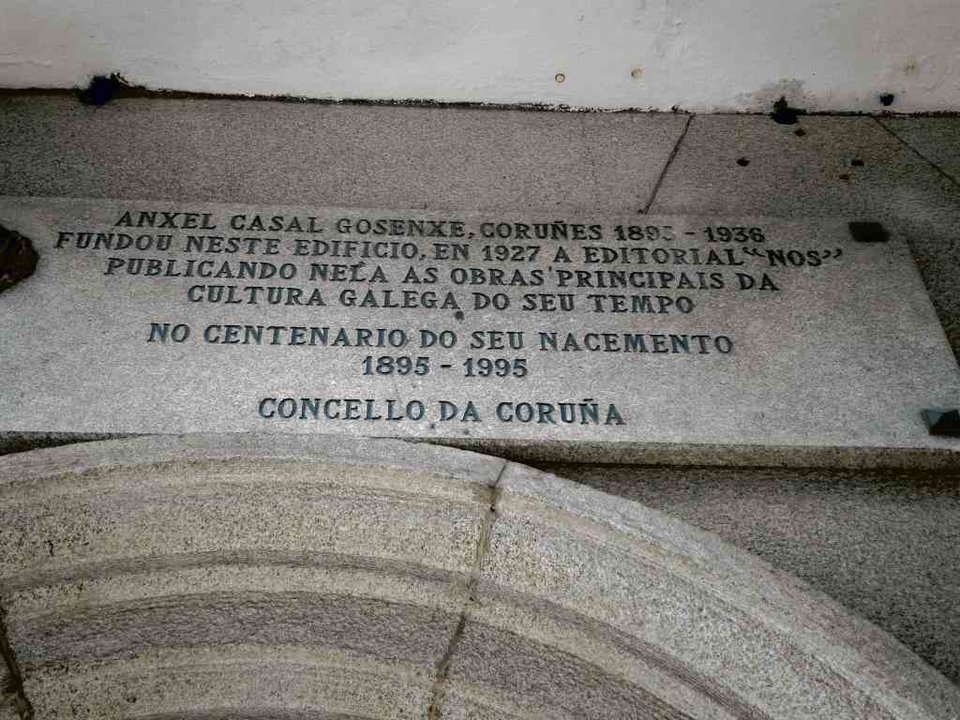 Placa en lembranza da fundación da Editorial Nós na rúa Real da Coruña. (Foto: Lamela)