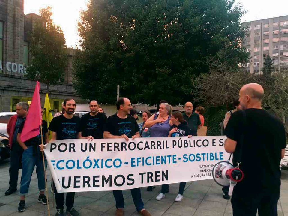 Veciñanza da Coruña, onte, participando da protesta da Plataforma pola Defensa do Tren, diante da estación de ferrocarrís. (Foto: Europa Press)