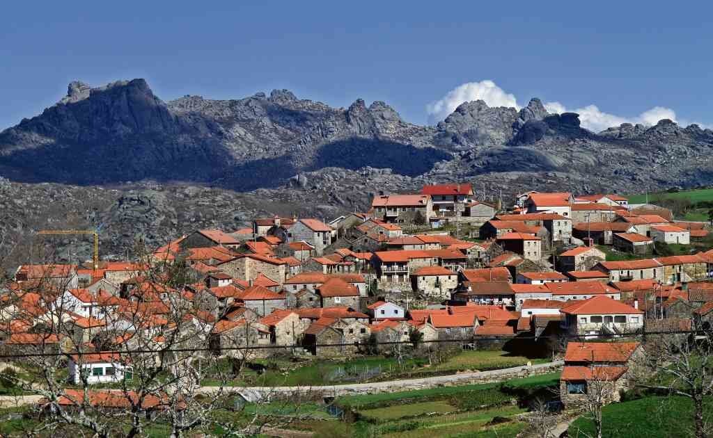 Pitões das Júnias é unha das aldeas portuguesas situadas a maior altitude (1.103 m), debaixo das Gralleiras, na serra do Xurés/Gerês.