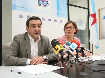 Santi Domínguez e Carme Adán en conferencia de prensa, pedindo responsabilidades pola redución no Hospital de Vigo.