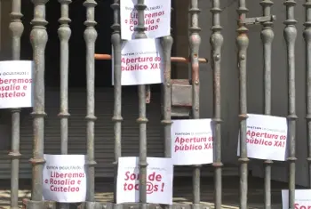 Carteis na reixa do Pante&oacute;n de Galegos Ilustres que reclaman a s&uacute;a apertura. Foron colgados o 28 de xu&ntilde;o do 2010, no 26 aniversario do traslado dos restos de Castelao, no marco dun acto do BNG.
