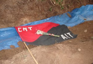 Bandeira da CNT no lugar onde se atoparon restos de anarquistas asasinados
