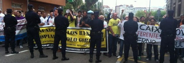 Afectad@s das preferentes protestando ás portas do mitin do PP en Pontevedra