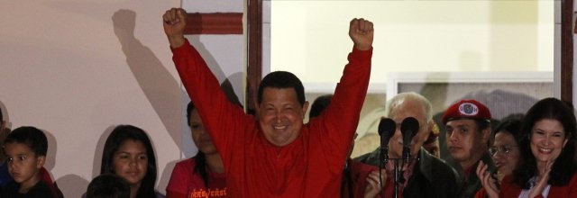 Hugo Chávez celebra a vitoria desde o Balcón do Pobo de Miraflores