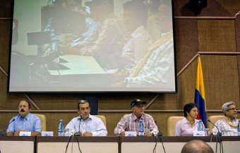 Membros das FARC en conferencia de prensa