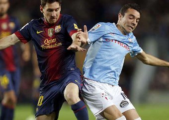 Messi e Aspas disputan a pelota
