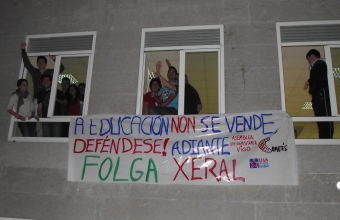 O estudantado encerrado despregou unha faixa reivindicativa