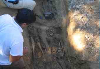 Exhumación dunha foxa en Ponteareas