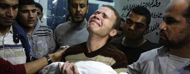 Palestino cunha crianza morta nos brazos [Foto vía: @RealHaris]