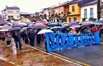 Manifestación contra a moción en Vilamartín