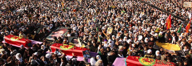 Enterro das activistas curdas executadas en Paris