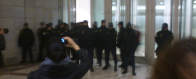 A policía expulsa á xente do teatro do Gaiás