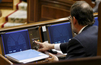 Rajoy votando no Congreso
