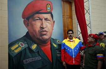 Nicolás Maduro e Diosdado Cabello fronte a imaxe de Chávez