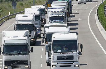 Camións de transporte (Foto: Nós Diario).