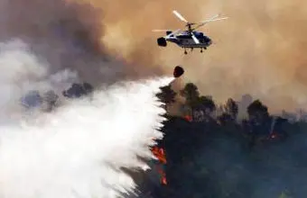 Un helic&oacute;ptero antiincendios nunha imaxe de arquivo (Foto: N&oacute;s Diario).