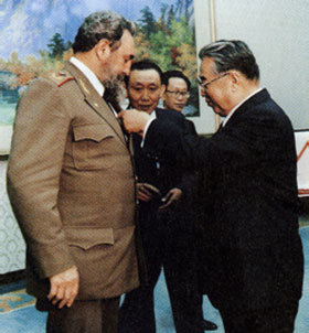 Kim Il Sung condecora a Fidel 