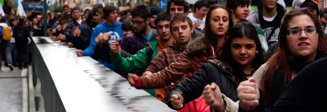 Manifestaci&oacute;n nas r&uacute;as de Vigo durante a folga estudantil do #6F