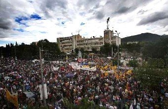 Imaxe dos protestos ás portas da ERT [Imaxe: Prensa Libre]