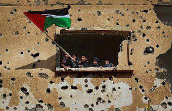 Crianzas palestinianas nun edificio derruído