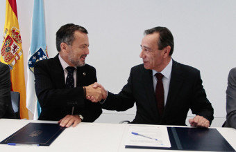 Agustín Hernández asina o acordo con Elnosa [Imaxe: Xunta]