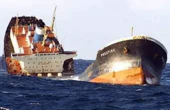 O Prestige, no momento de partirse e afundirse. (Foto: Armada espa&ntilde;ola)
