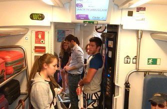 Corredores abarrotados no tren Coruña-Vigo 