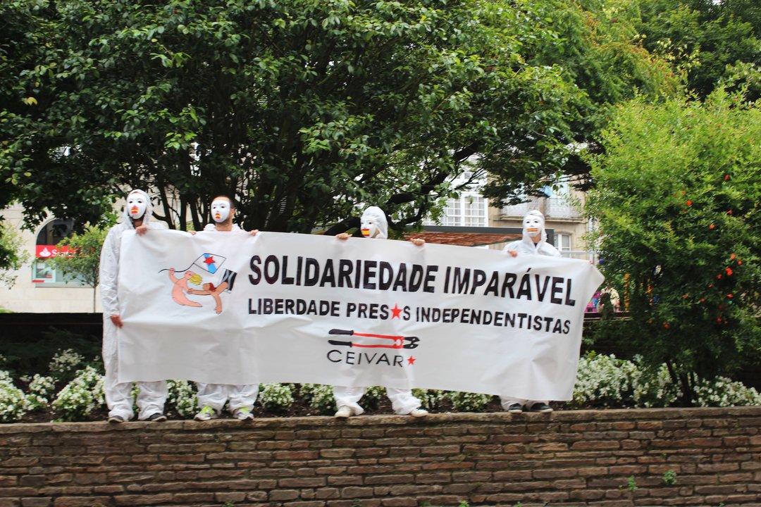 Militantes de Ceivar ao paso da manifestación pola Praza Galiza