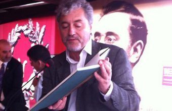 Manuel Rivas no acto de recollida do Premio. Imaxe: @bretemas