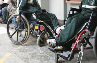 Dúas persoas en cadeiras de rodas (Foto: Nós Diario).