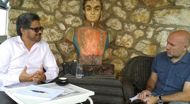 Carlos Morais, à direita, conversa com o líder das FARC