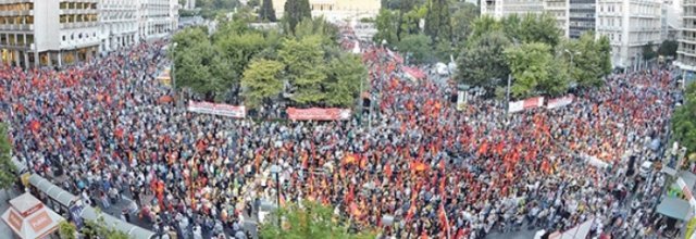 Aspecto da praza Syntagma na concentración do KKE polo dobre non.