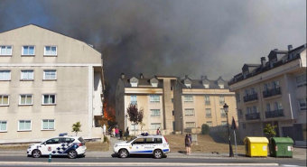 [Imaxe: @zapi] O lume achégase ás vivendas en Cacheiras