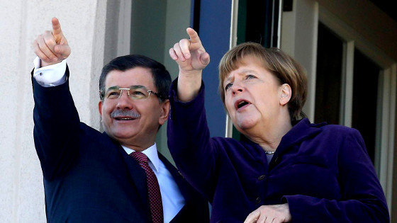 Turquía e Alemaña defenden a incorporación da NATO á xestión da crise de refuxiadas